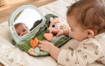 Accueil 37 Que mettre dans le panier d’éveil d’un bébé de 2 mois ? Nos 7 essentiels à lui proposer